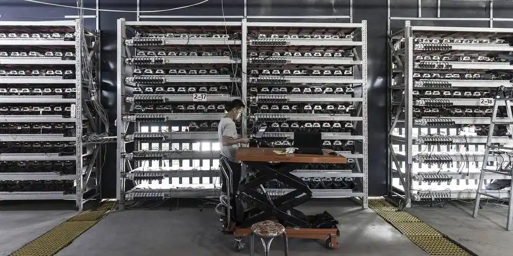 Mining farm with hosted machines operating efficiently